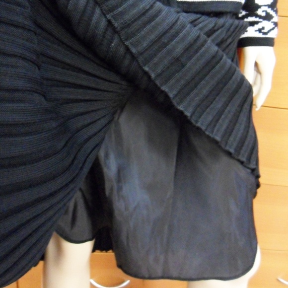 WOOL SKIRT KNITTED PLEATED LINED MADE IN EUROPE - Picture 5 of 5